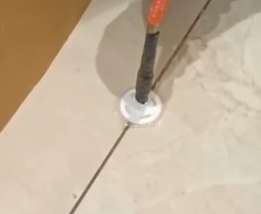 江都瓷砖空鼓维修公司专业解答瓷砖在铺贴过程中，如果没有涂抹均匀到位的粘结材料（如水泥砂浆或瓷砖胶），可能会导致以下问题